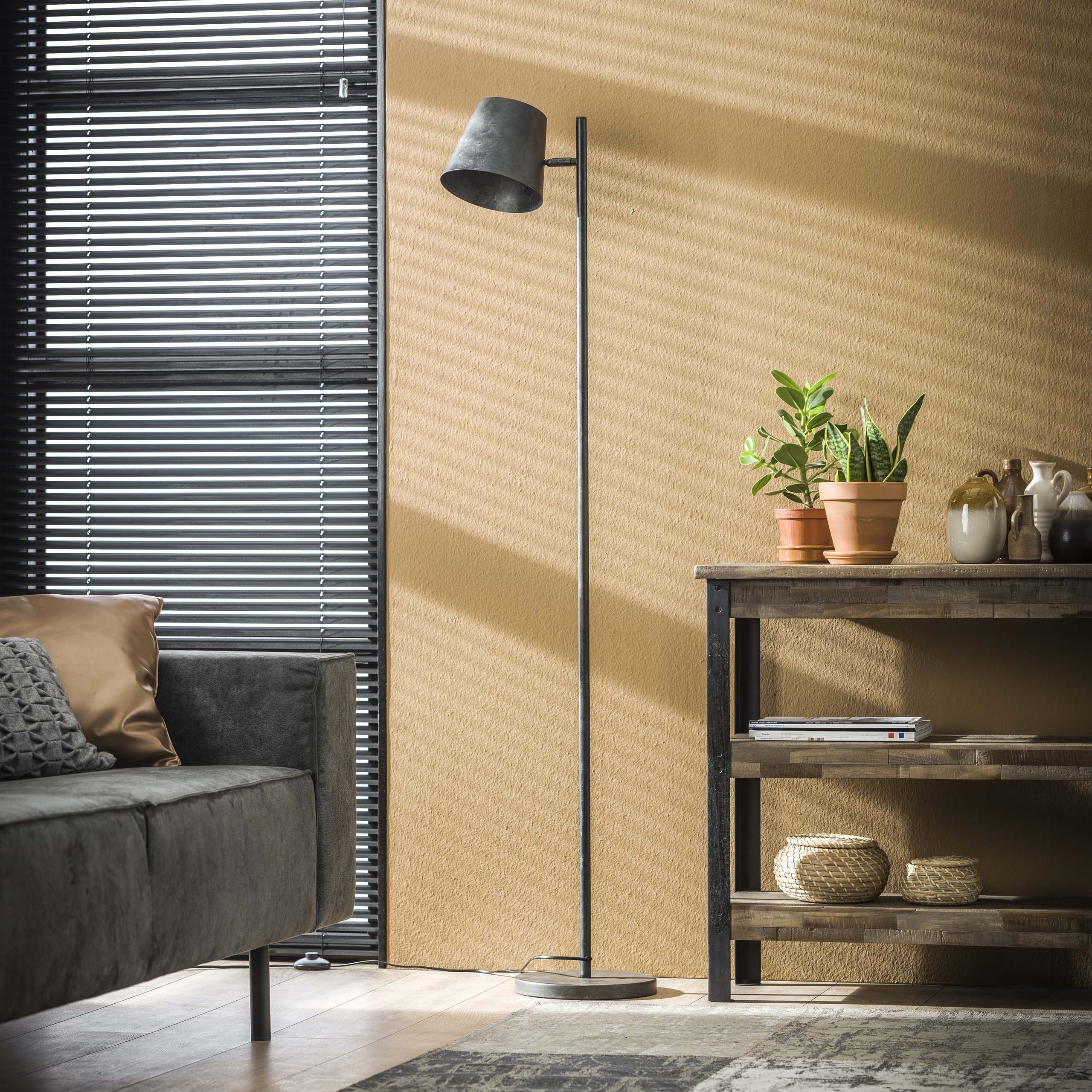 Golvlampa 1L metallskärm