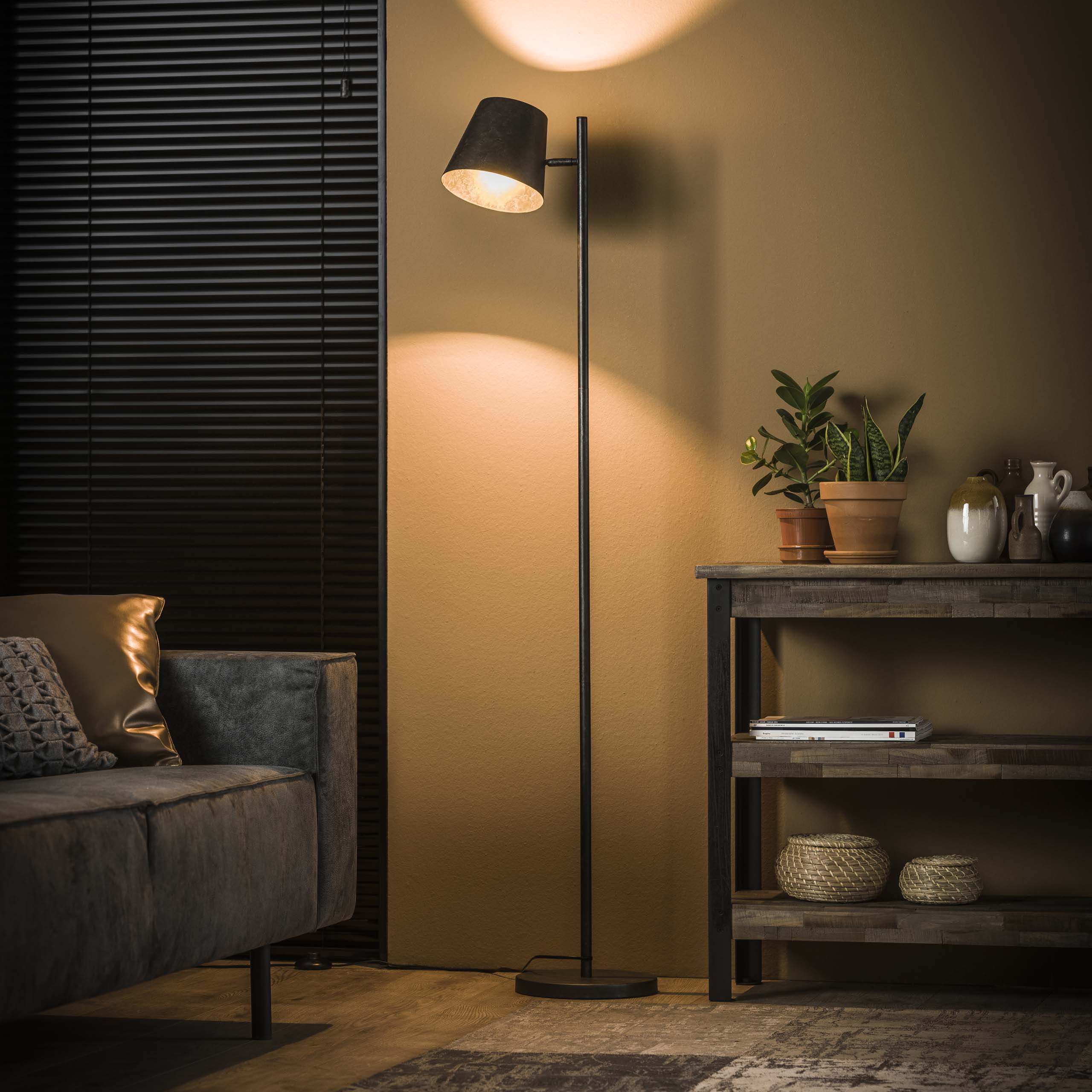 Golvlampa 1L metallskärm