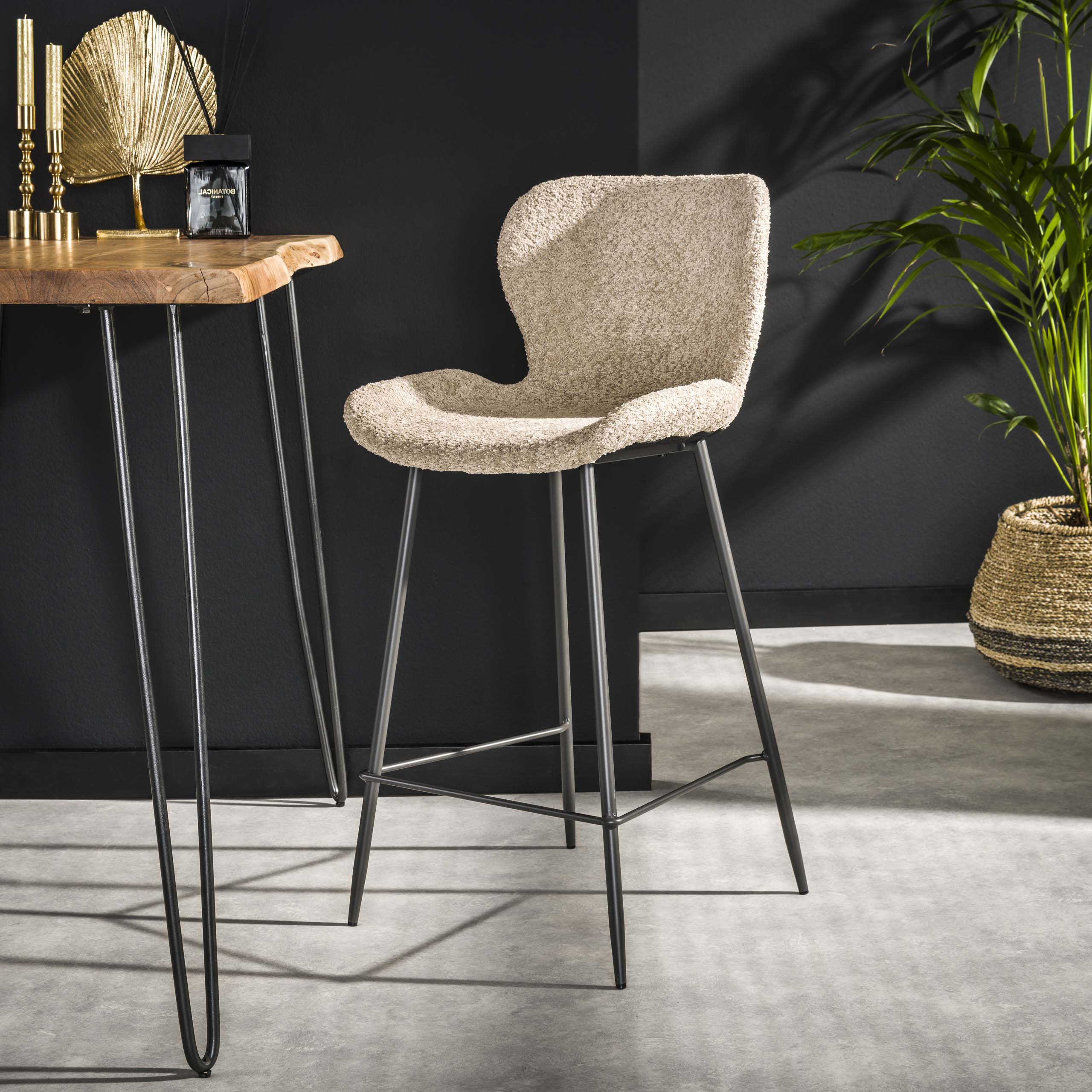 Barstol runt rör. VPE4 / Boucle sand färg