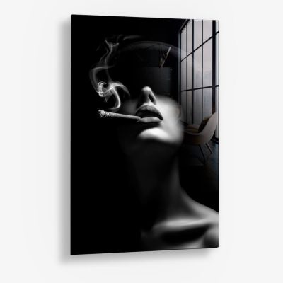 Woman Smoke – Glas